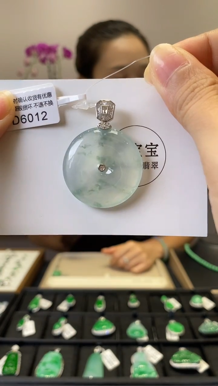 颈饰18K金镶嵌翡翠D6012 平安扣 含运营费