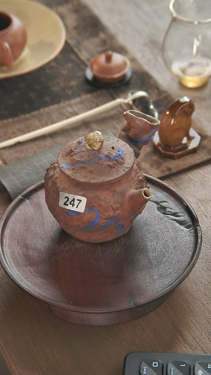 其他红色鎏金侧把壶........247