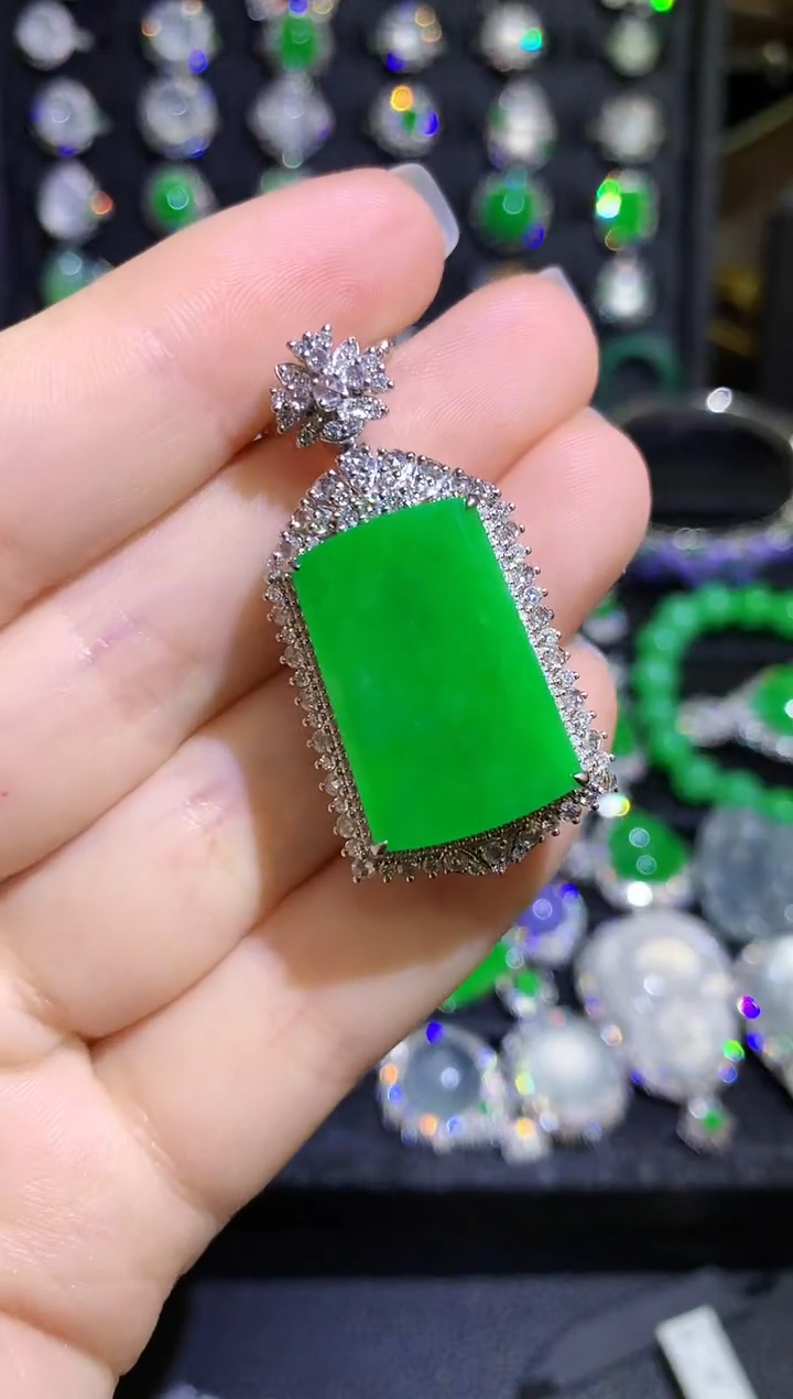 【闪购商品】翡翠吊坠(赠链)18K金镶嵌高冰阳绿无事牌