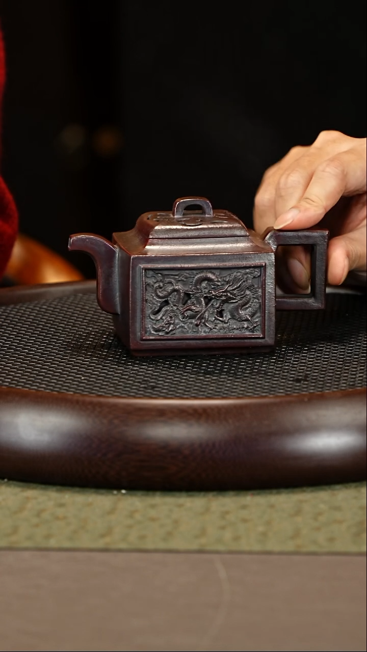 茶壶紫砂86 徐秀文 赤铁泥 四方镂空(任) 300cc