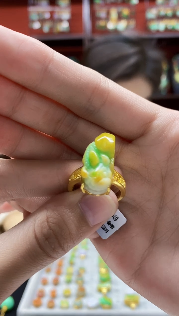 颈饰未镶嵌翡翠清****?翡翠戒指