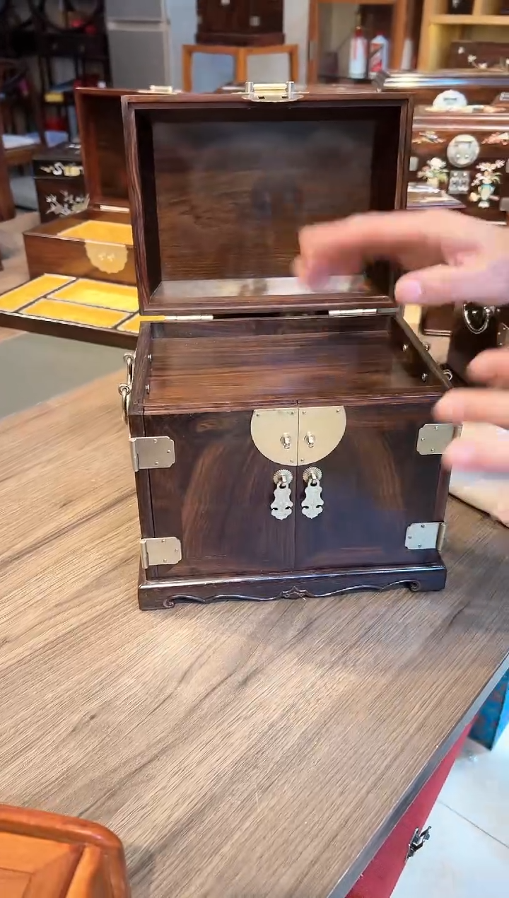 【闪购商品】红酸枝木类成套家具大红酸枝  官皮箱浮铜25