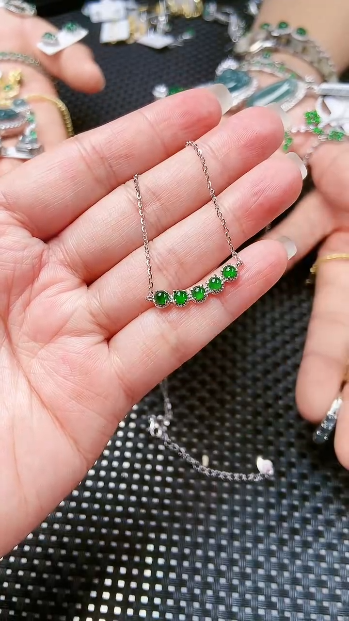 【闪购商品】翡翠颈饰未镶嵌1111111111