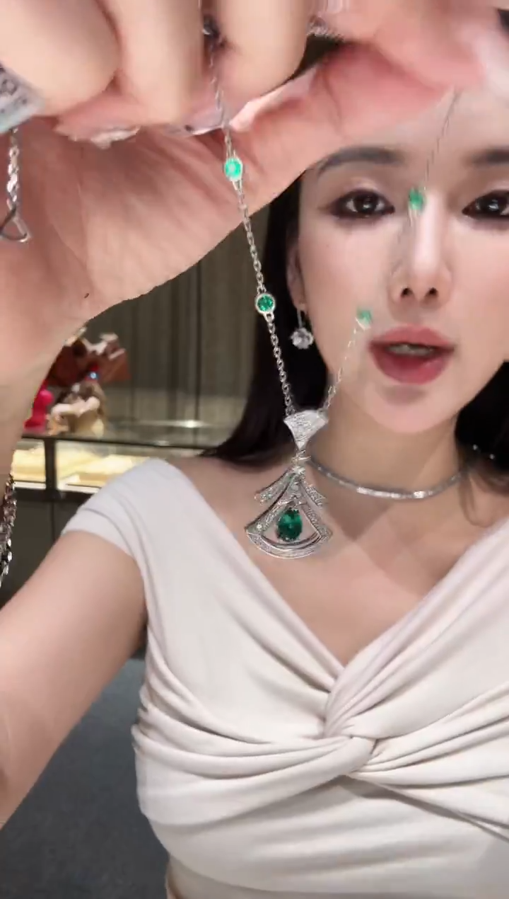 铂Pt950镶嵌项链钻石绿色裙子