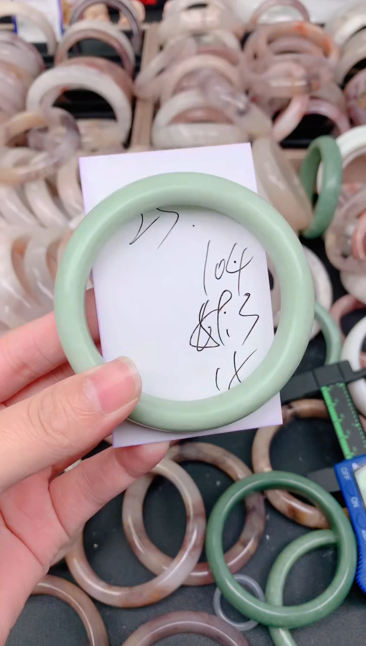 未镶嵌手镯石英质玉104