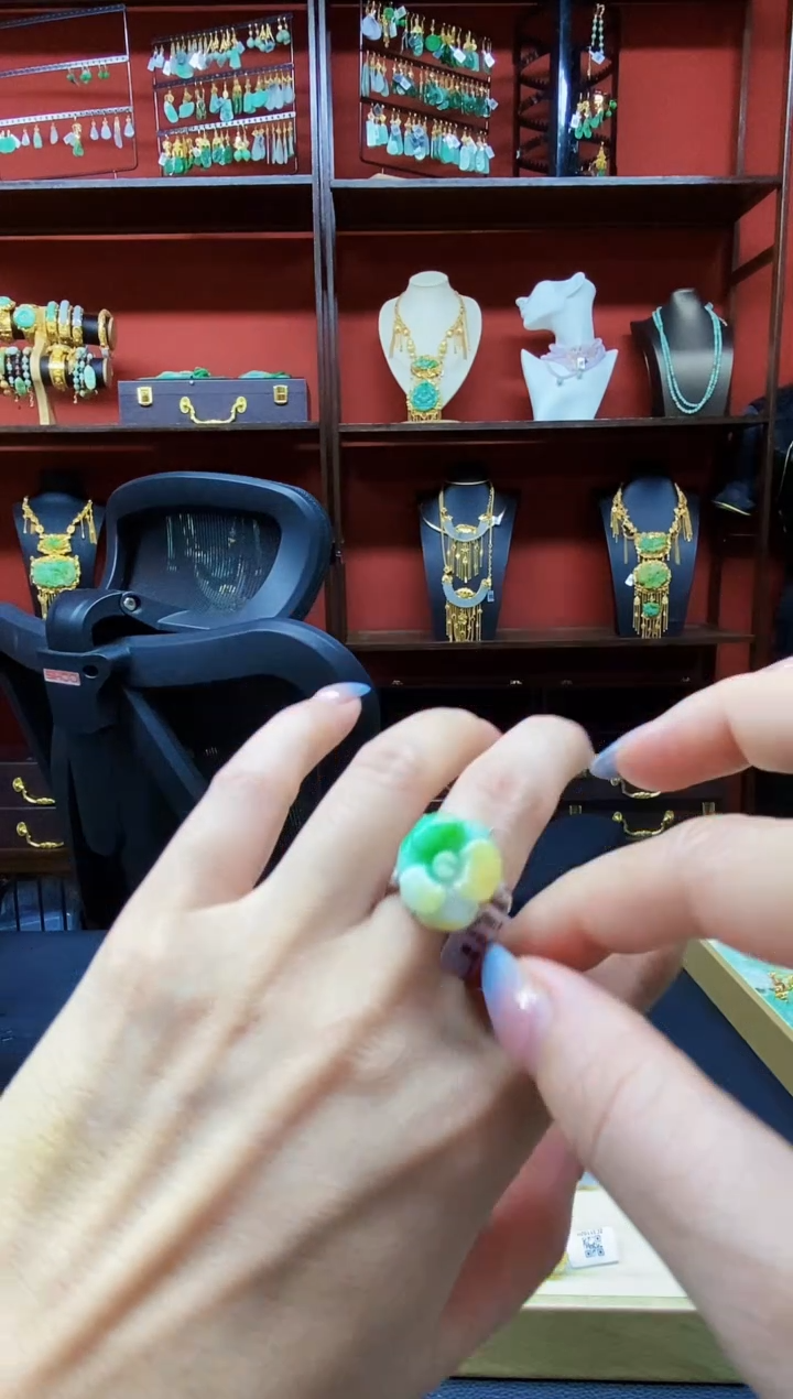 颈饰未镶嵌翡翠戒指