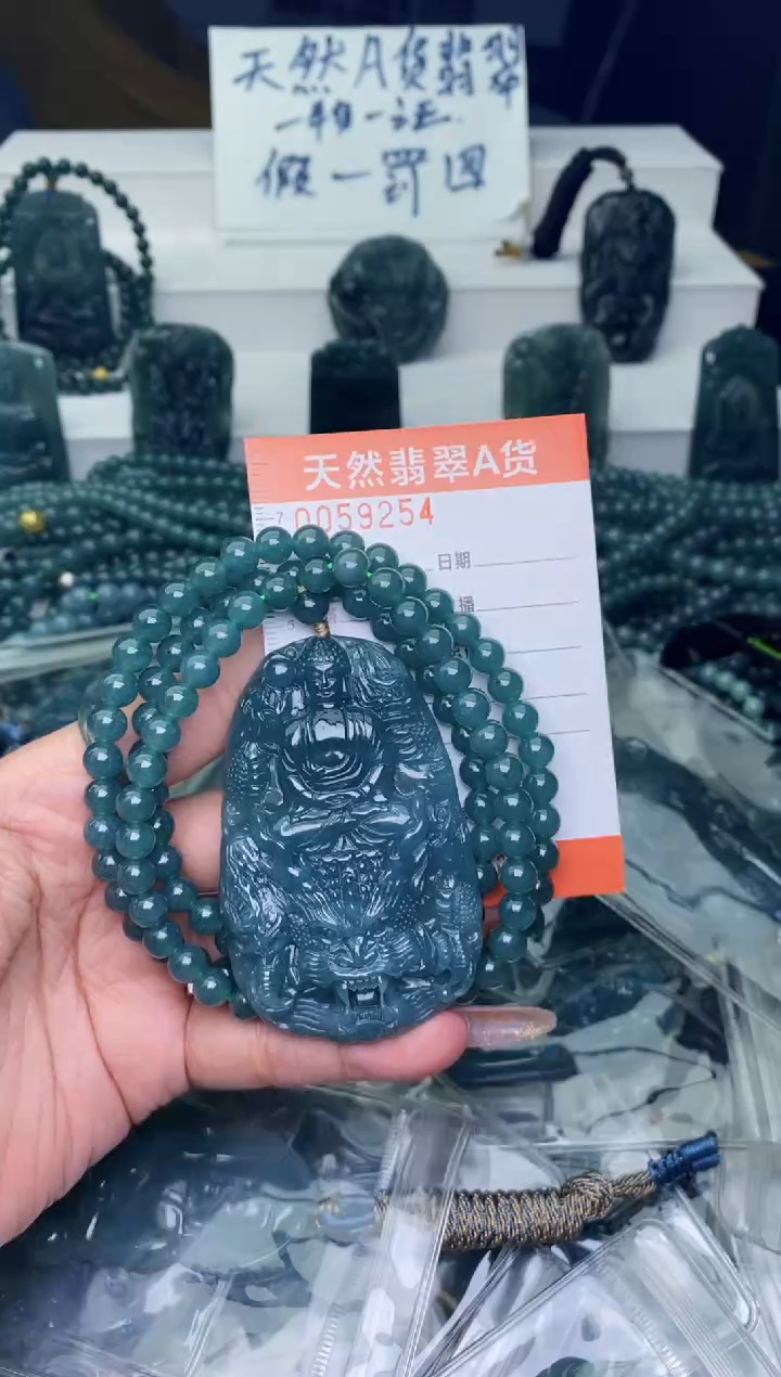 翡翠未镶嵌颈饰          