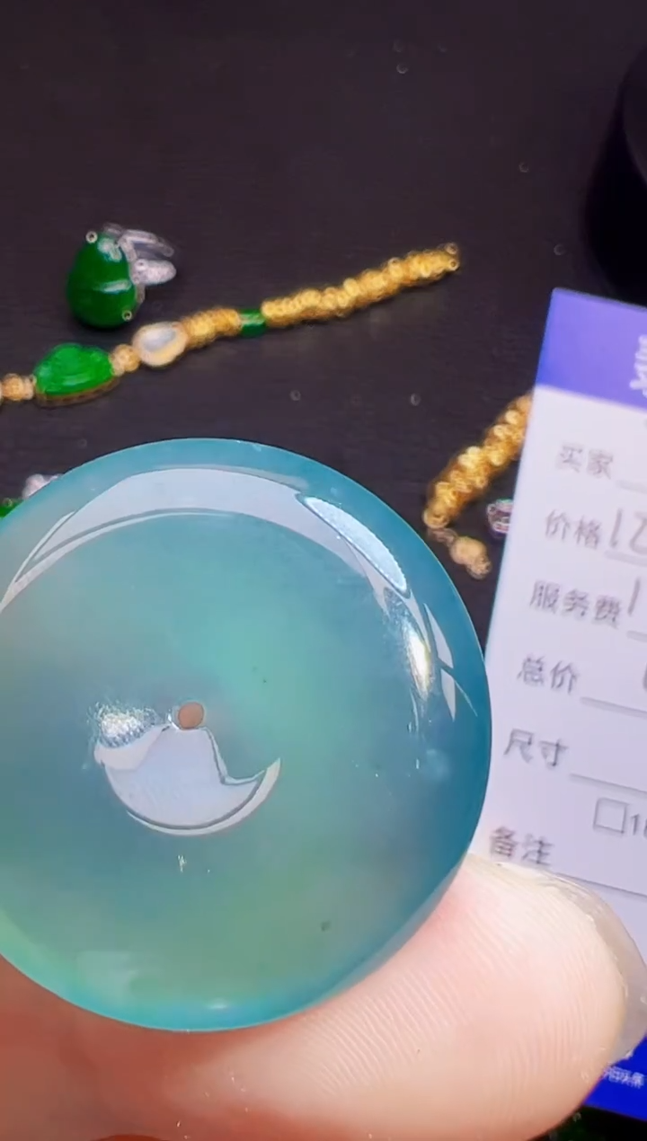 颈饰未镶嵌翡翠飘***。翡翠