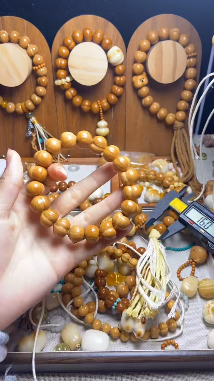 手串猴头核桃小****a全品聚宝盆星星黄跑环彩粉流苏手持