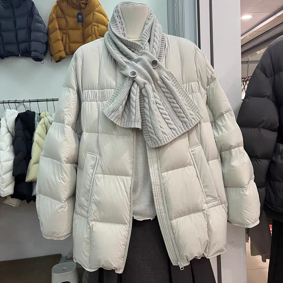 韩系配针织短款围巾圆领中长款宽松白鸭绒女冬季时尚保暖外套潮