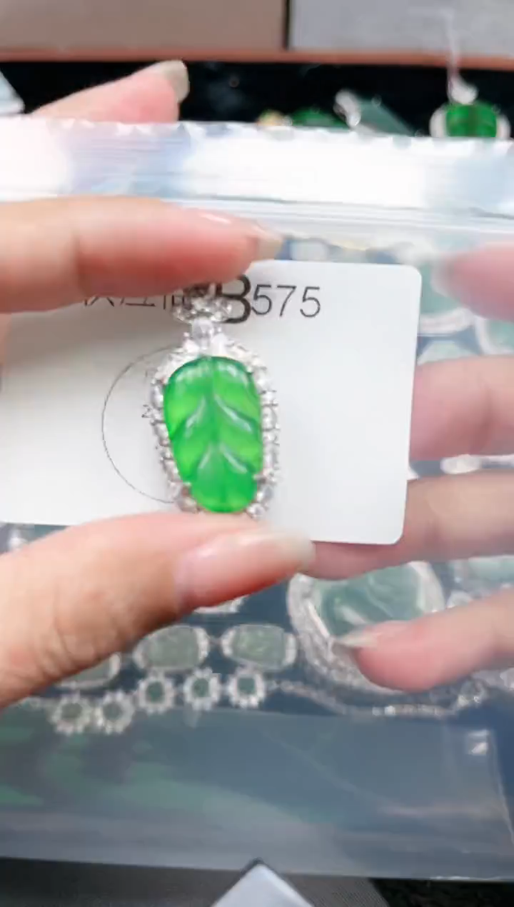 【闪购商品】翡翠颈饰未镶嵌575赠皮绳