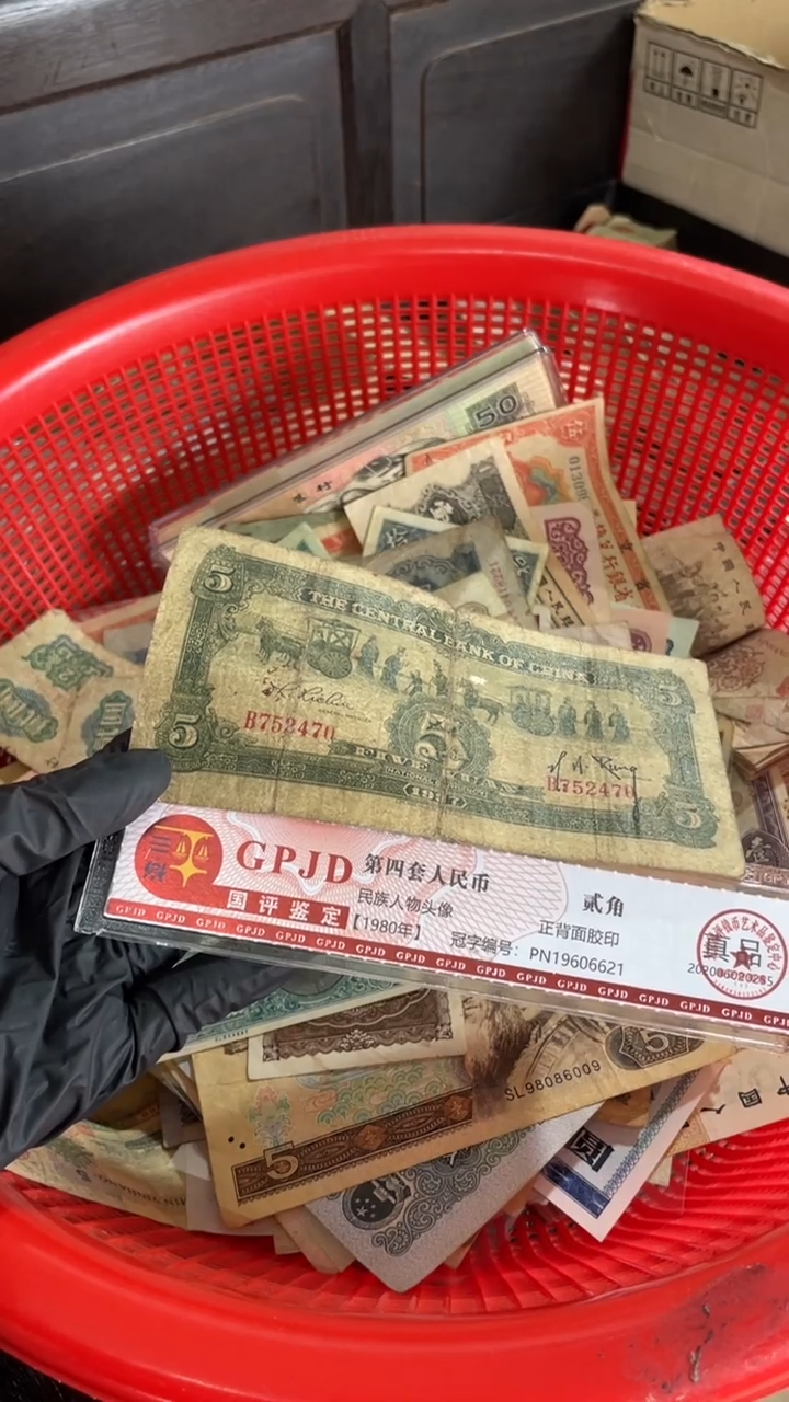 1张，5元 470号码随机真币 M