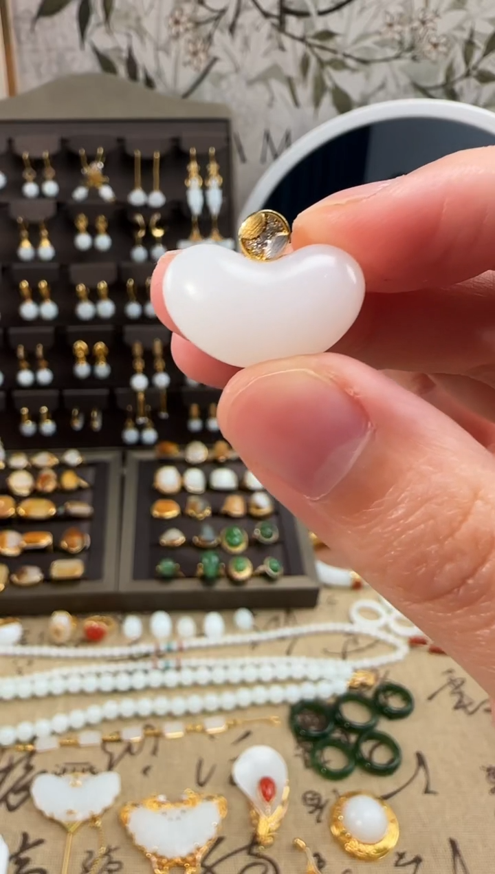 【闪购商品】和田玉颈饰18K金镶嵌福豆