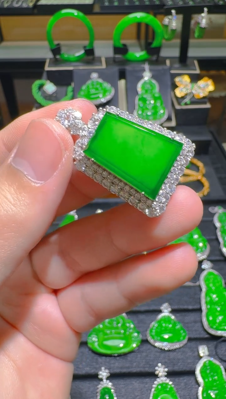 【闪购商品】翡翠吊坠(赠链)银S925镶嵌天然A货翡翠