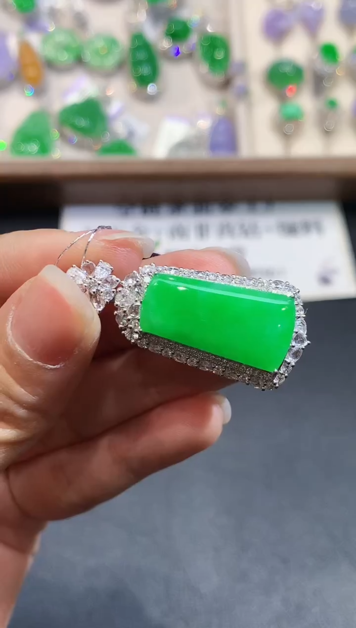 【闪购商品】翡翠吊坠(不含链)18K金镶嵌YS133016