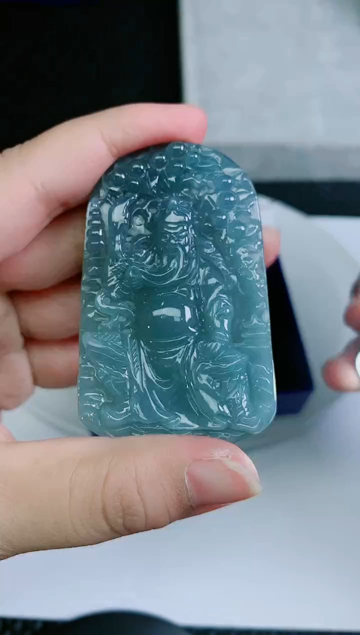 翡翠未镶嵌颈饰         
