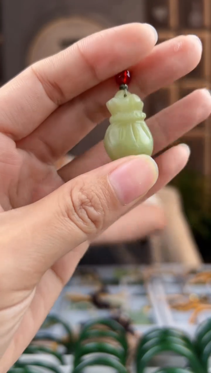 颈饰未镶嵌和田玉拍一发一，拍一发一