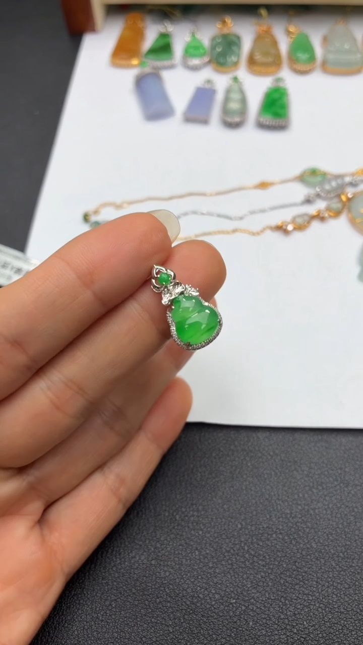 颈饰18K金镶嵌翡翠天然翡翠A货