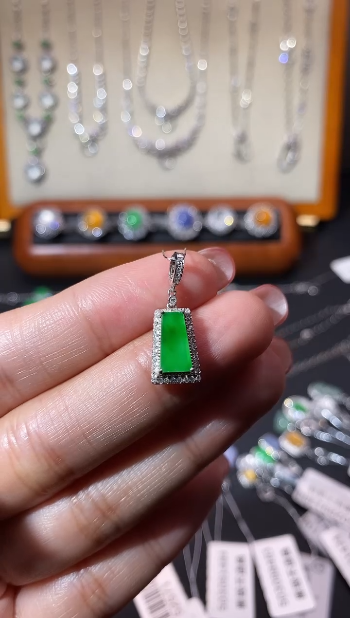 【闪购商品】翡翠18K金镶嵌颈饰吊坠