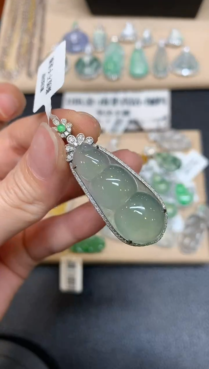 【闪购商品】翡翠颈饰18K金镶嵌福豆【无服务费