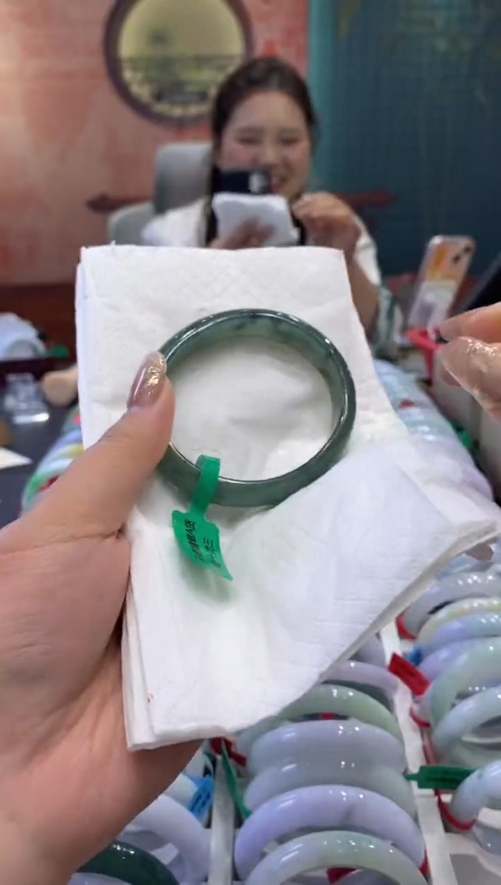 【闪购商品】翡翠手镯未镶嵌多人005365