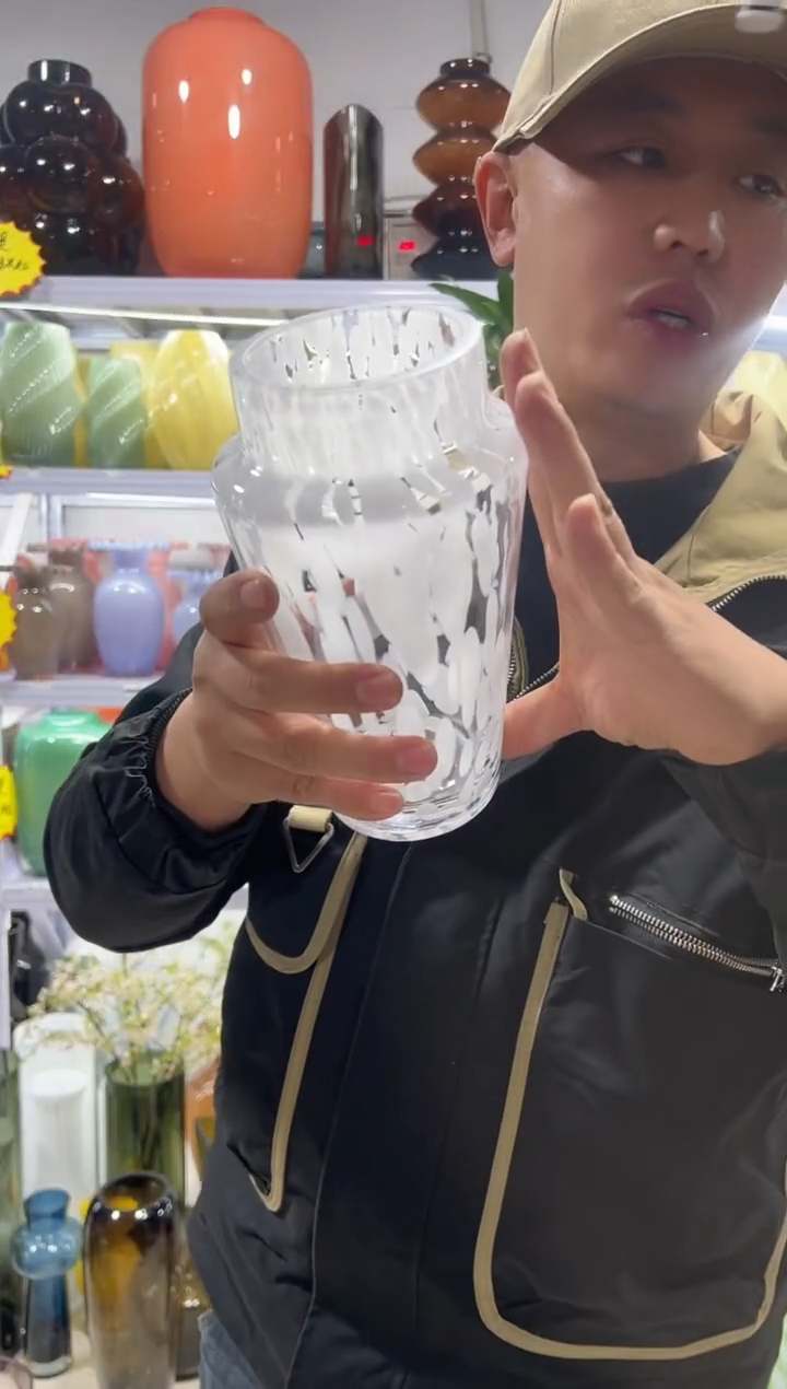 白色彩点花瓶......