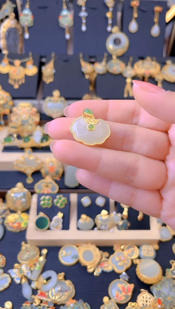 【闪购商品】和田玉吊坠银S925镀金镶嵌水滴祥云如意锁吊坠