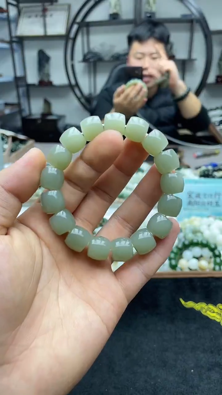 未镶嵌手串和田玉于阗青白13直切（有矿点介意勿拍）