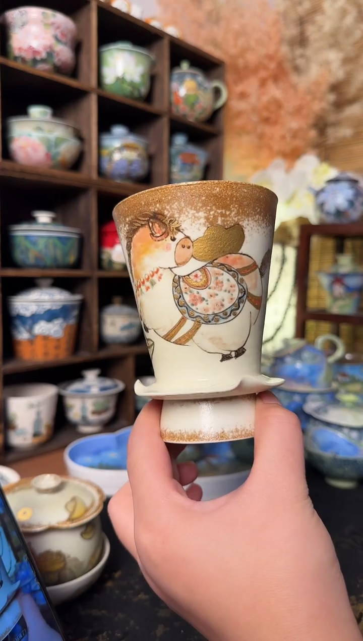 观山小马高足手握杯