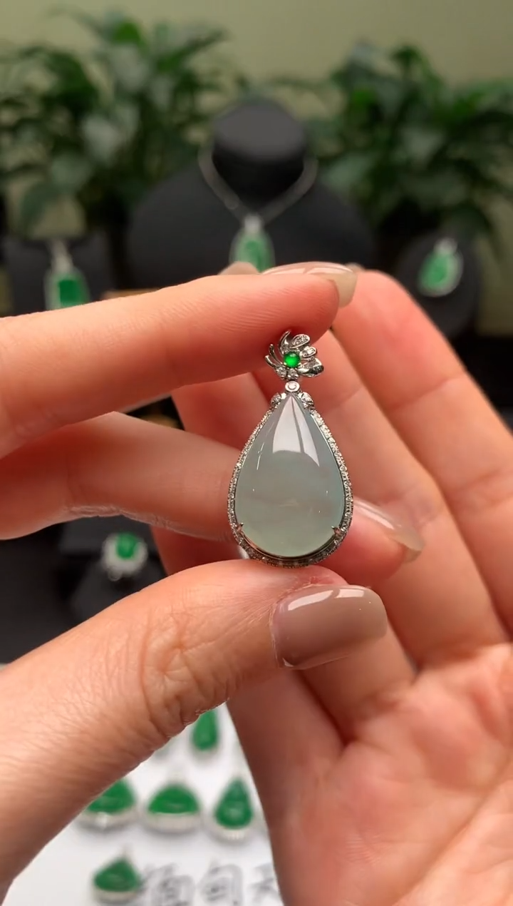 【闪购商品】翡翠颈饰18K金镶嵌水滴