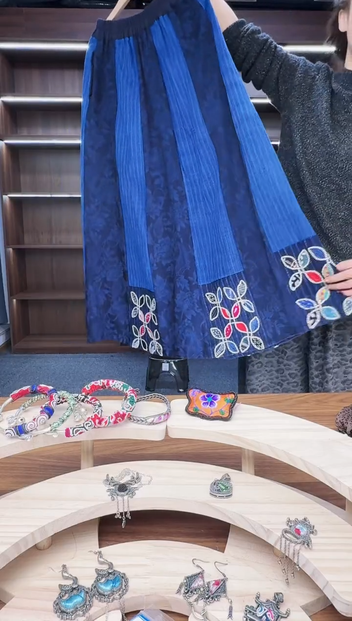 织绣L141蒙阿苏苗绣传承