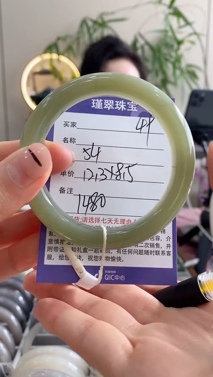 【闪购商品】和田玉手镯未镶嵌49微色差