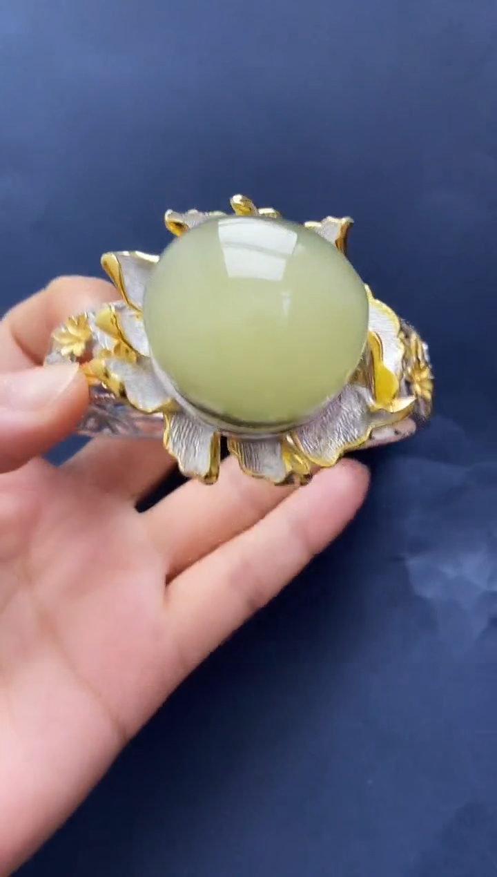 裸石琥珀未镶嵌手镯