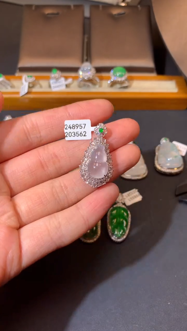 【闪购商品】翡翠吊坠(不含链)18K金镶嵌吊坠