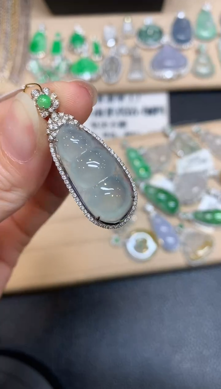 【闪购商品】翡翠颈饰18K金镶嵌福豆【无服务费