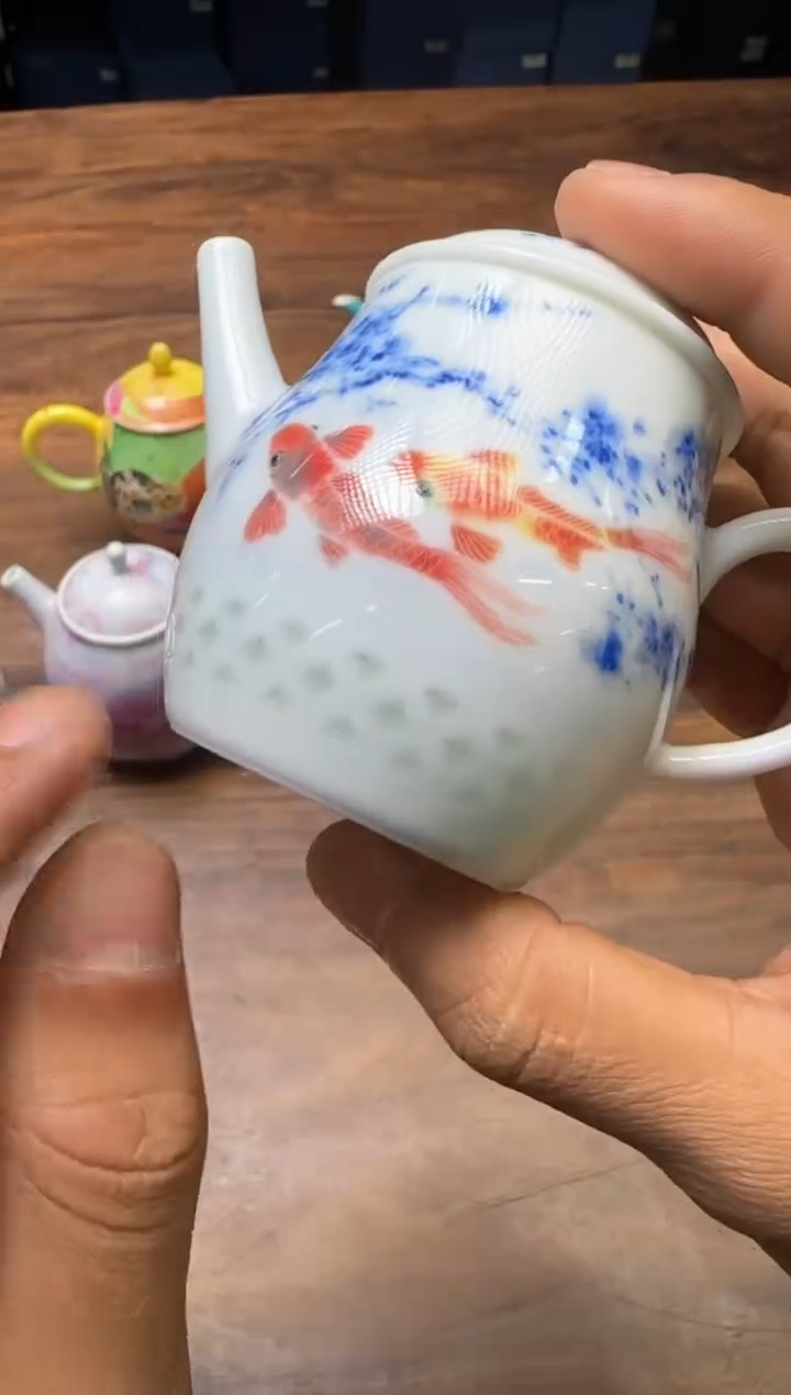 万*王朱清 鲤鱼玲珑直口壶