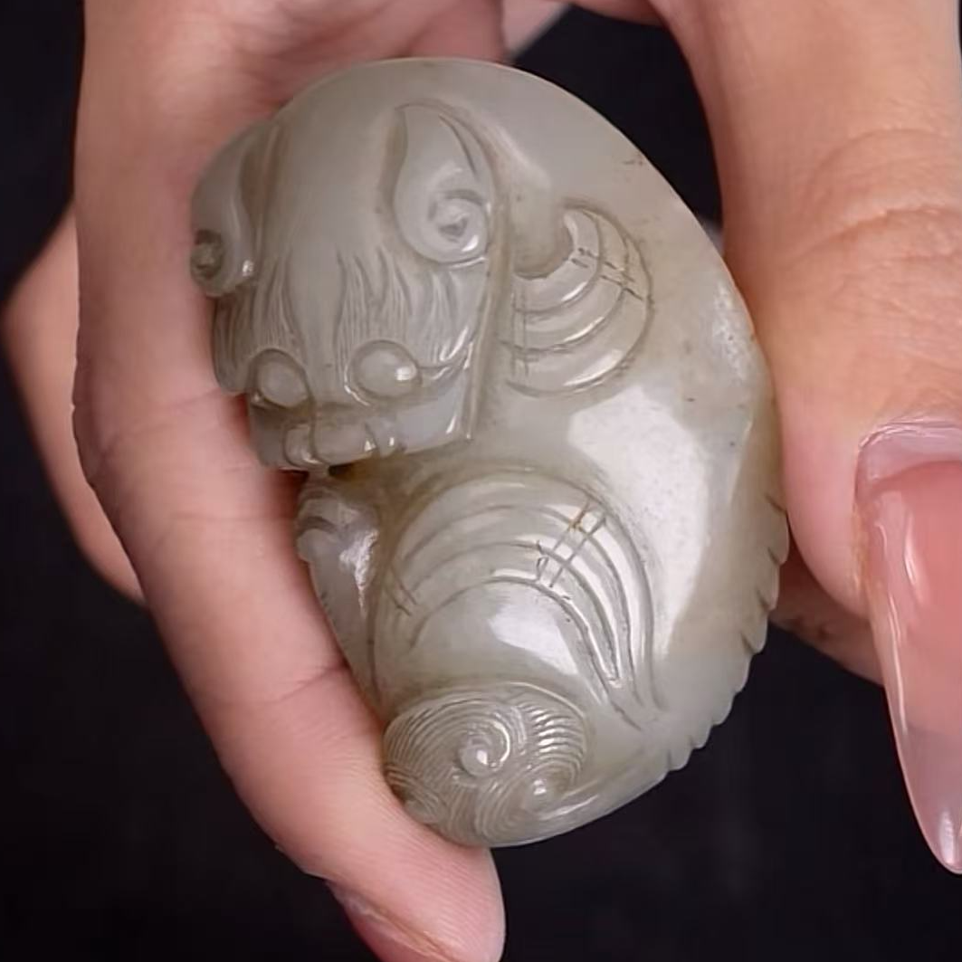 明代和田玉貔貅把件1