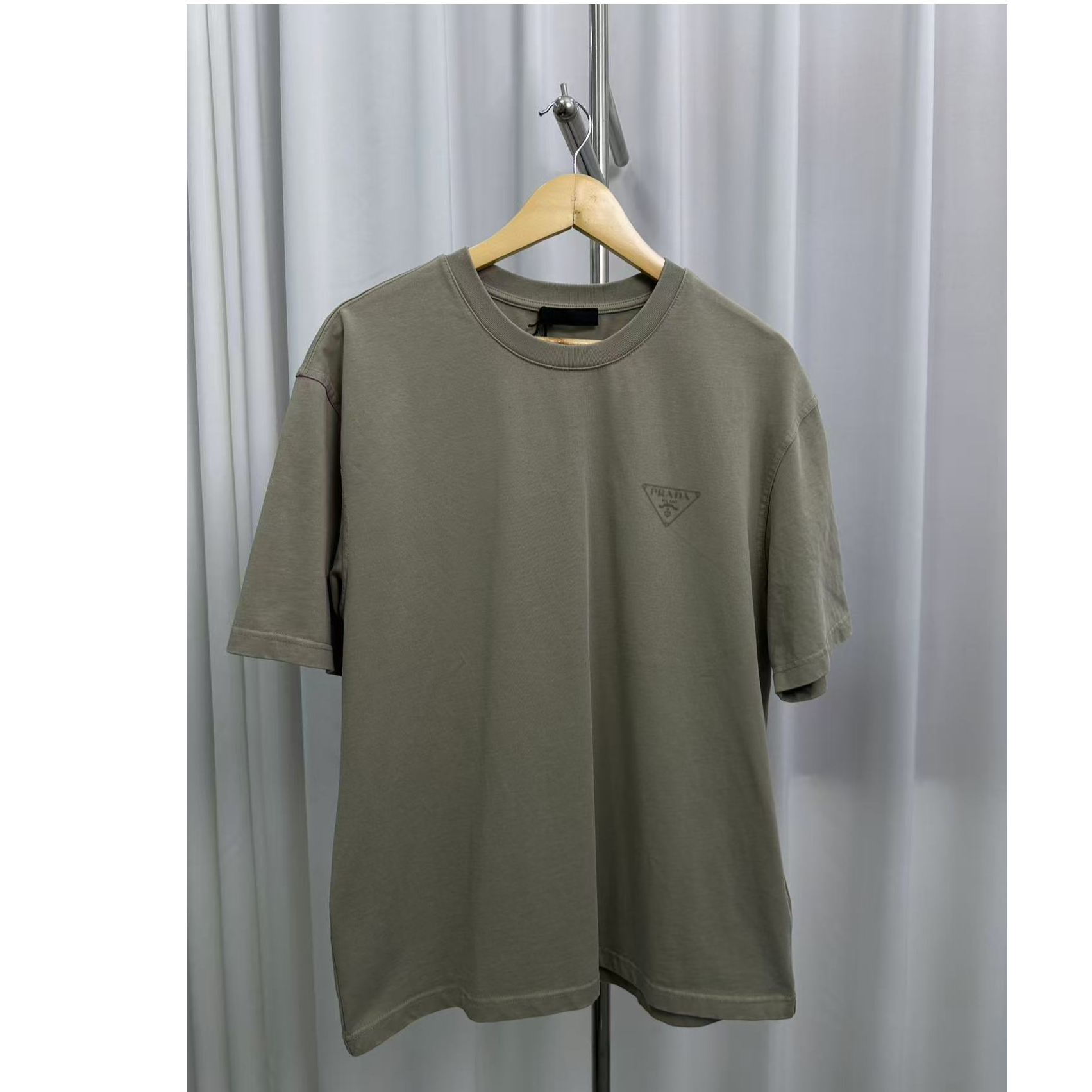 99新 Prada/普拉达 男士夏季胸口暗纹标双色圆领短袖