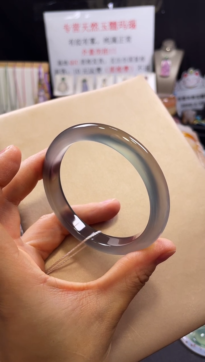 【闪购商品】玛瑙/玉髓手镯未镶嵌不同光线不同角度颜色不同