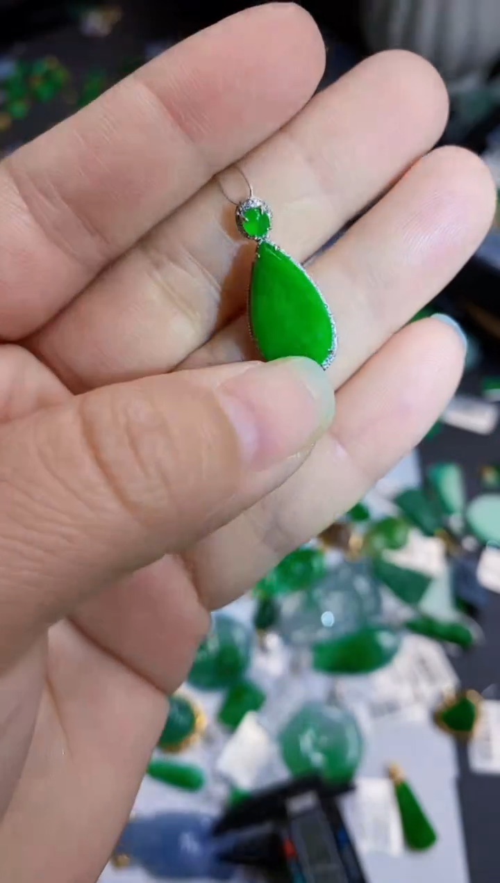 【闪购商品】翡翠颈饰18K金镶嵌吊坠