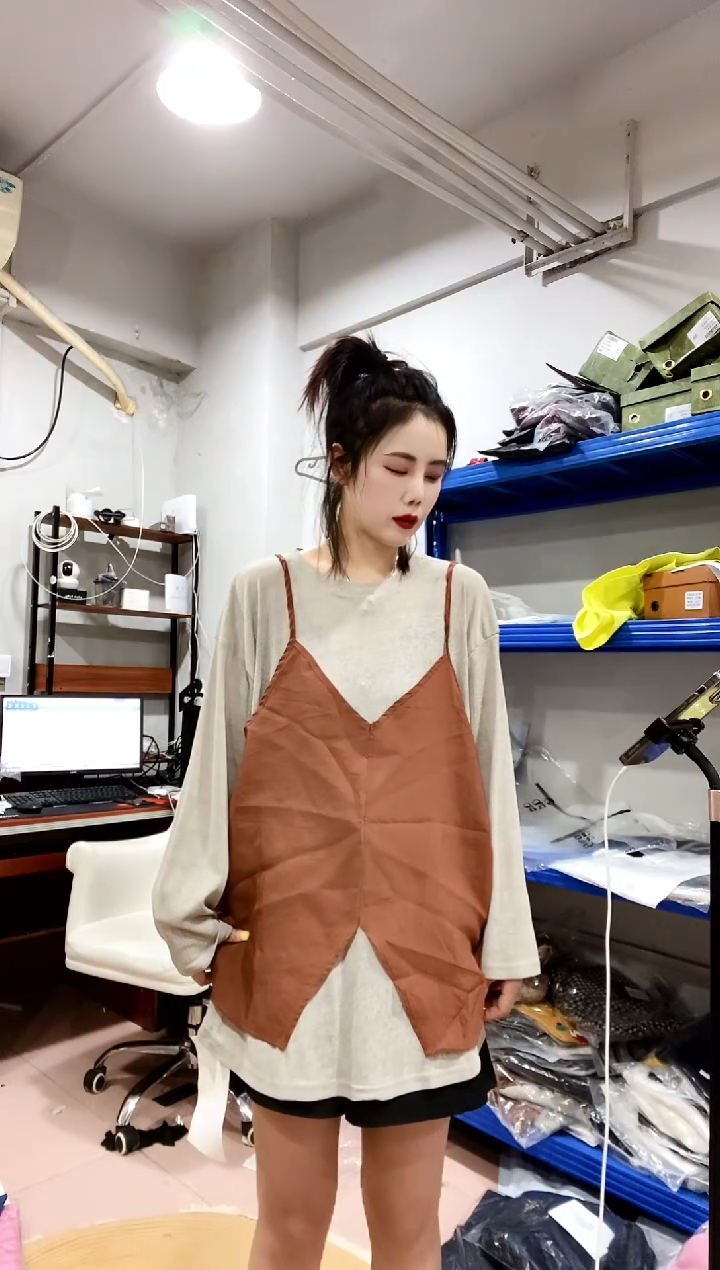 奶茶色小衫橘色马夹套装