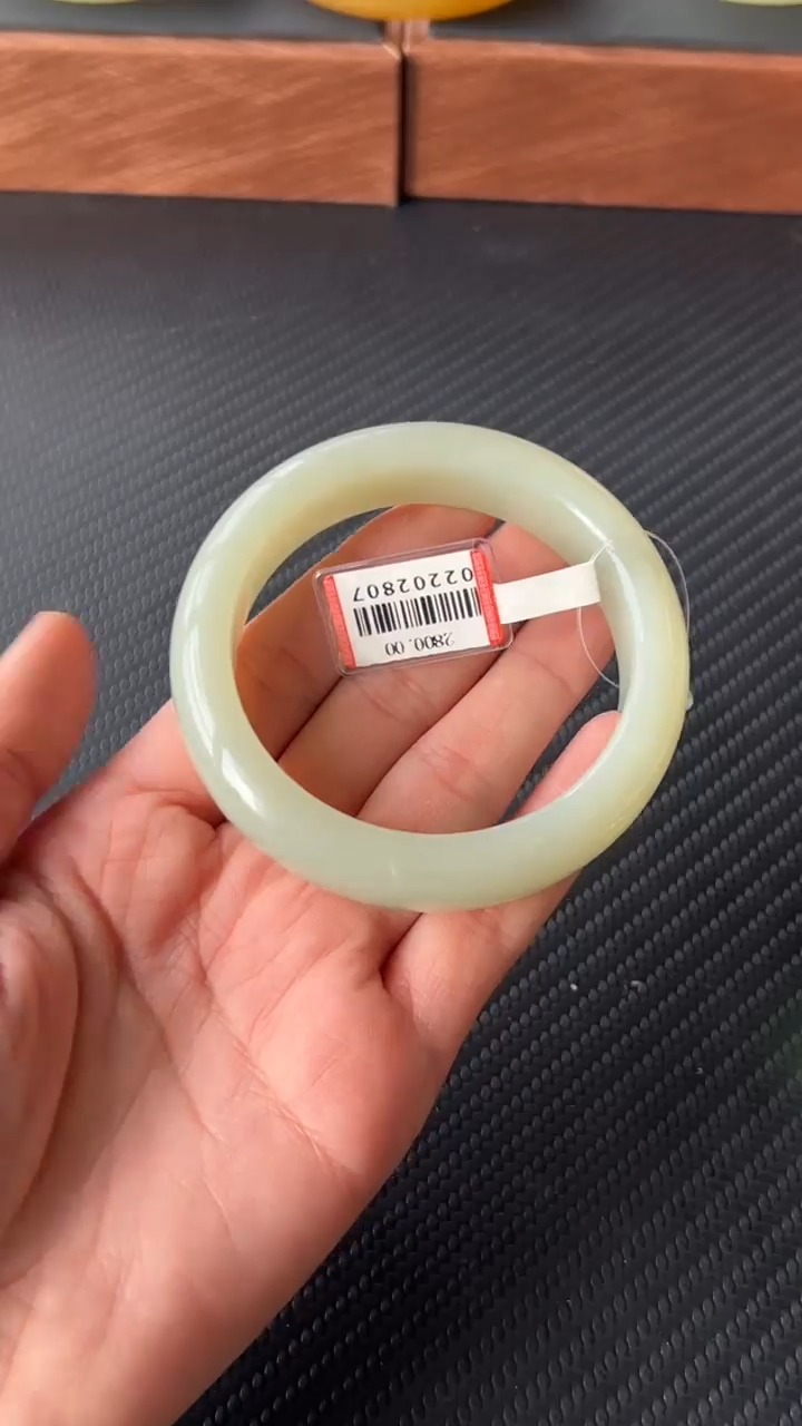 【闪购商品】和田玉手镯未镶嵌且末微色差近矿58+