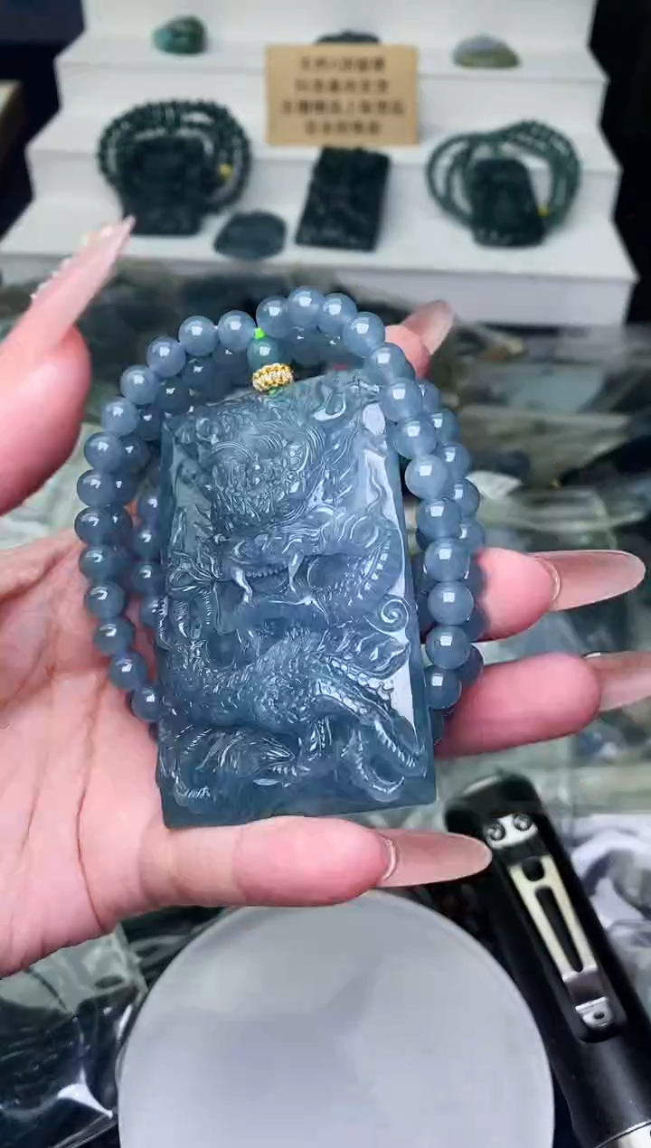 颈饰未镶嵌翡翠 