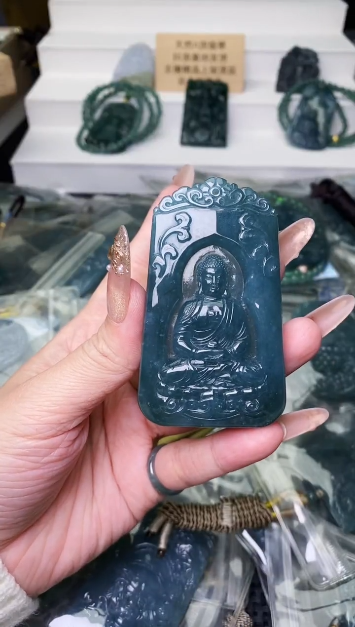 颈饰未镶嵌翡翠 