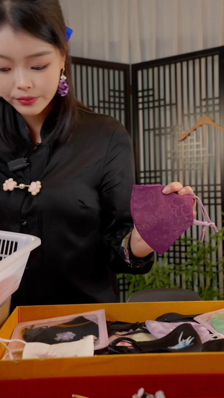 刺绣命**定非遗绒花苏绣饰品