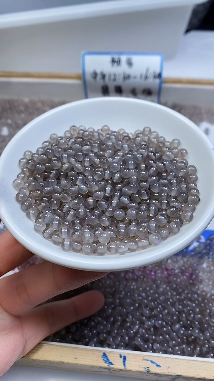 未镶嵌散珠玛瑙/玉髓B503 冰烟灰玛瑙4mm110个9.9元