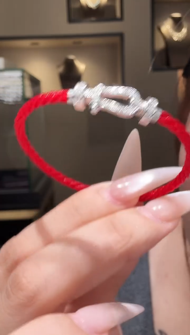 18K金镶嵌吊坠钻石中号满钻马蹄