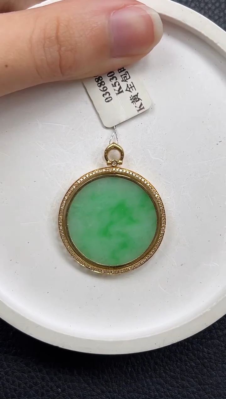 翡翠18K金镶嵌颈饰无事牌