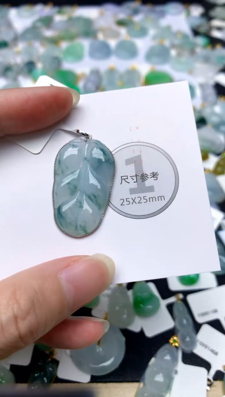 颈饰18K金镶嵌翡翠天然A货翡翠