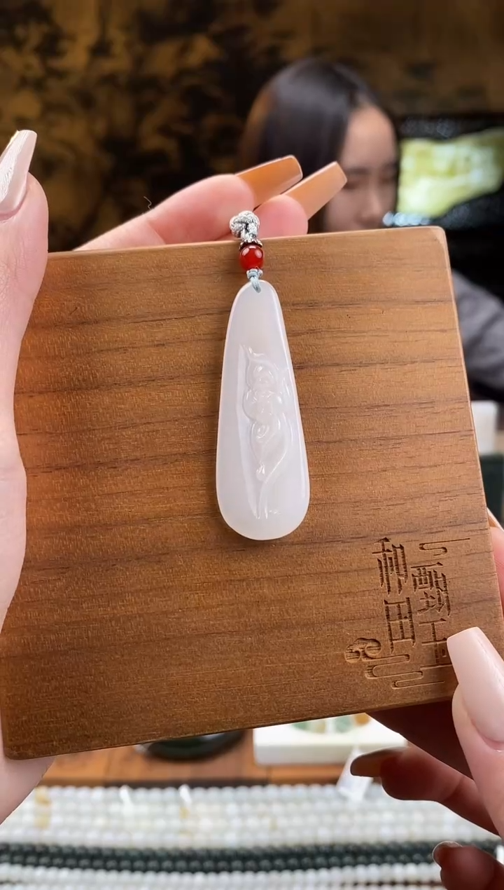 颈饰未镶嵌和田玉白玉 一品青莲